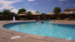 Saul hangs out at a pool until Kim shows up.